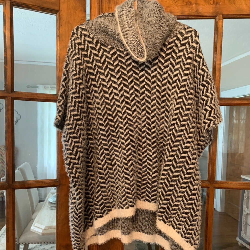 Highness Black and White Fuzzy Poncho NEW w/ TAGS